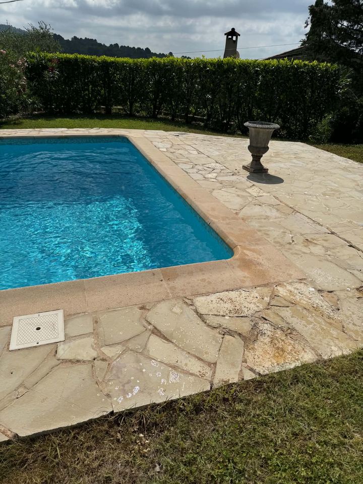La même piscine remise en service avec une eau bleue
