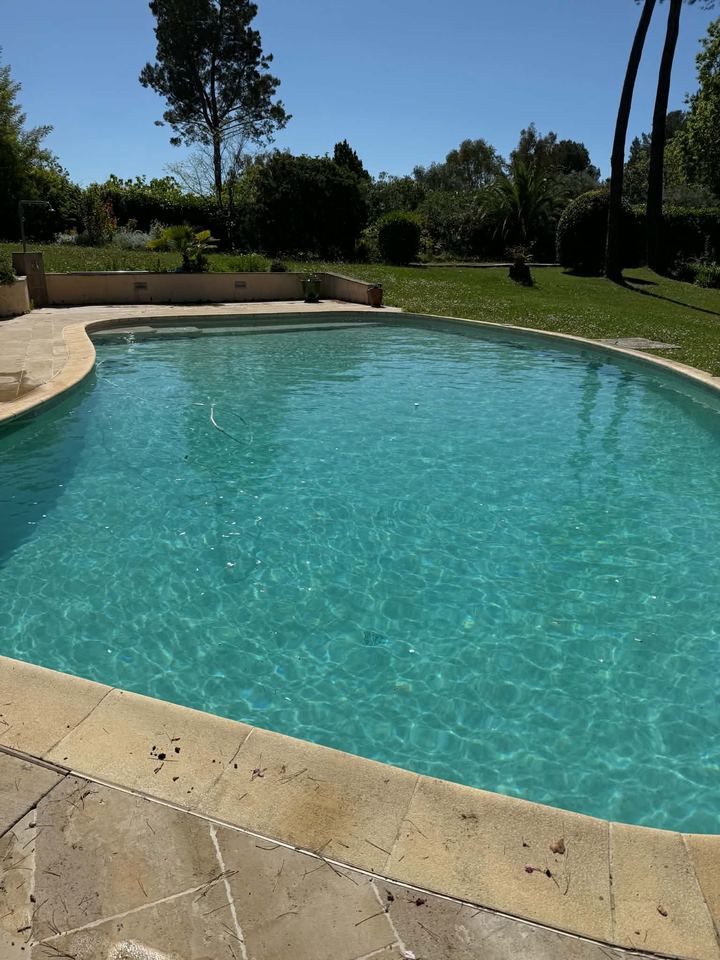 La même piscine propre et limpide après nettoyage
