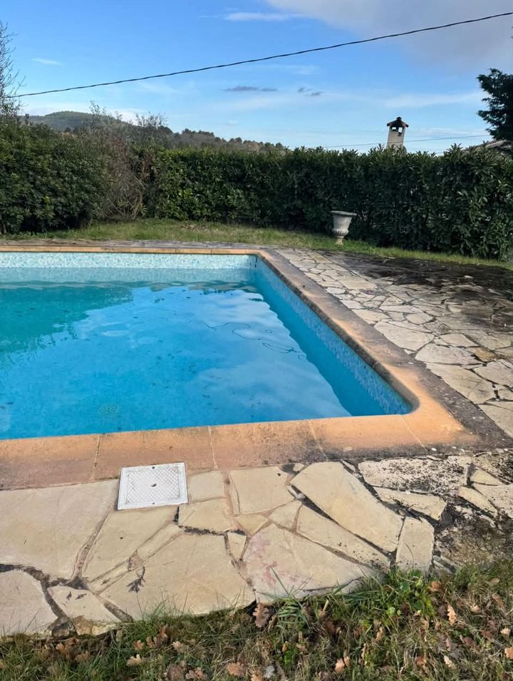 Piscine terne et plage encrassée avant remise en service